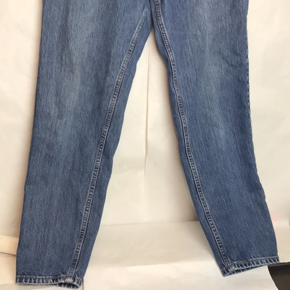Vintage excellent used condition Levi’s tiny waist high waisted taper full leg